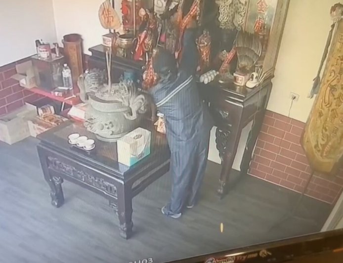 真夭壽！台中男闖金虎爺廟偷4面金牌　神像還遭扯倒在地