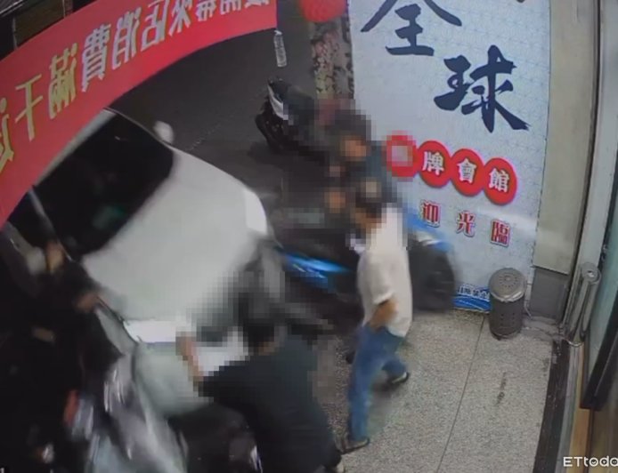 恐怖畫面！雲林轎車「飛彈式」直衝店家　4人門口閒聊遭撞進店裡