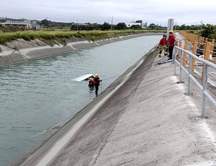 快訊／嘉南大圳驚見車輛漂浮　車內男子被救出已死亡