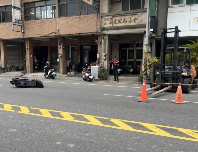 堆高機迴轉「牙叉」險害命！騎土閃不及撞上　人車噴飛畫面曝