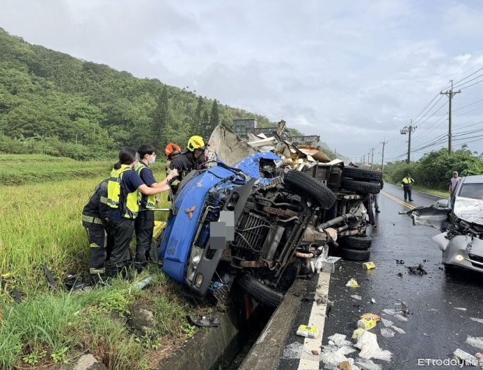 快訊／台11線花蓮豐濱段3車相撞！貨車側翻卡溝駕駛當場死亡