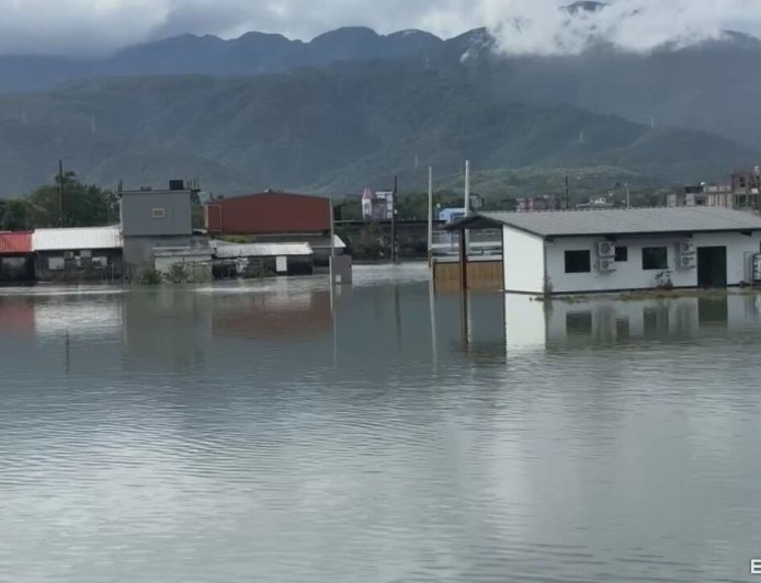 冬山鄉慘淹！民宅變「水上屋」冰箱漂馬路　「兩棲」小貨車硬闖