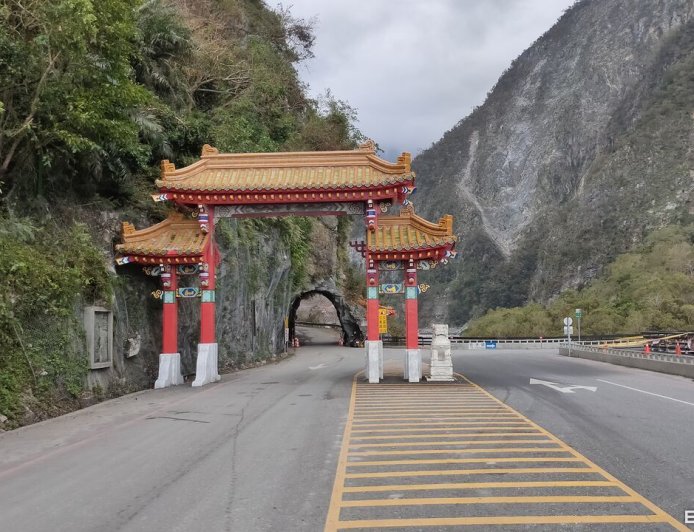 太魯閣牌樓被撞「東西橫貫公路」題字掉下來了　11／17起施工