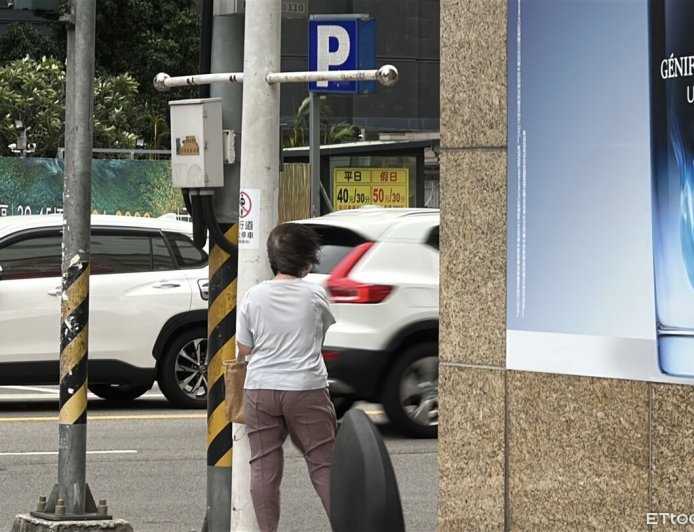 幾近無雨有陣風...台中颱風假現況曝　百貨「分流三角錐」擺回來