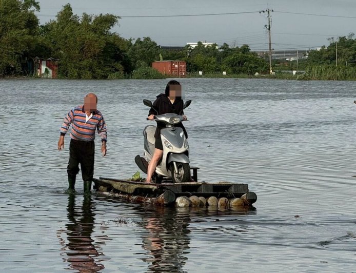 五結鄉大淹！護理師「人車搭竹筏」渡水畫面曝　急到院上班救傷患