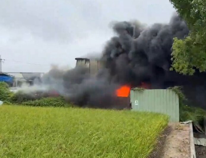 快訊／中古車材料行火警！恐怖黑煙衝天畫面曝　消防急灌救