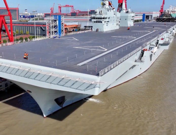 076两栖攻击舰首舰四川舰开展航行试验