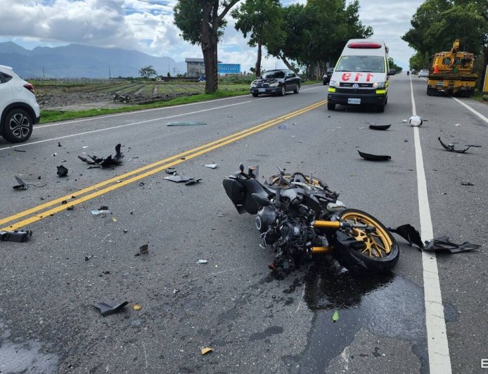 台9線嚴重事故！小客車雙黃線迴轉　19歲無照騎士撞上送進ICU