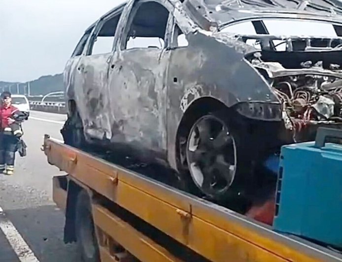 五楊高架休旅車行駛中「冒煙竄火」燒剩鐵架　駕駛驚險逃死劫