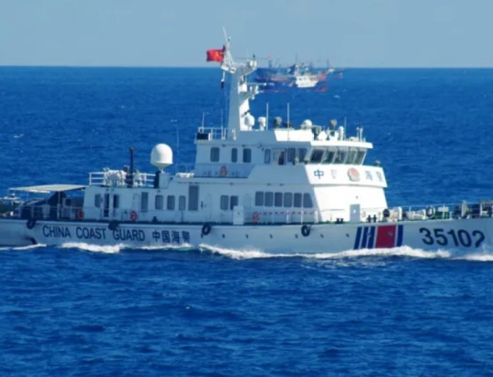 中国海警舰艇突破日方阻拦驶入钓鱼岛海域