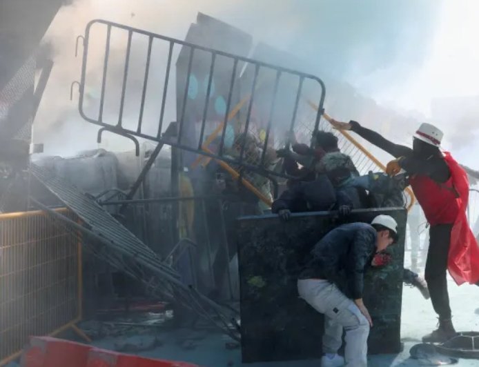 Z世代发起抗议活动反对犯罪和腐败，墨西哥城爆发冲突