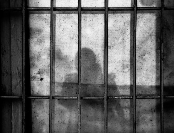 海陸上兵絞殺女友！掛樓梯間偽裝上吊被判無期　聲請再審遭駁