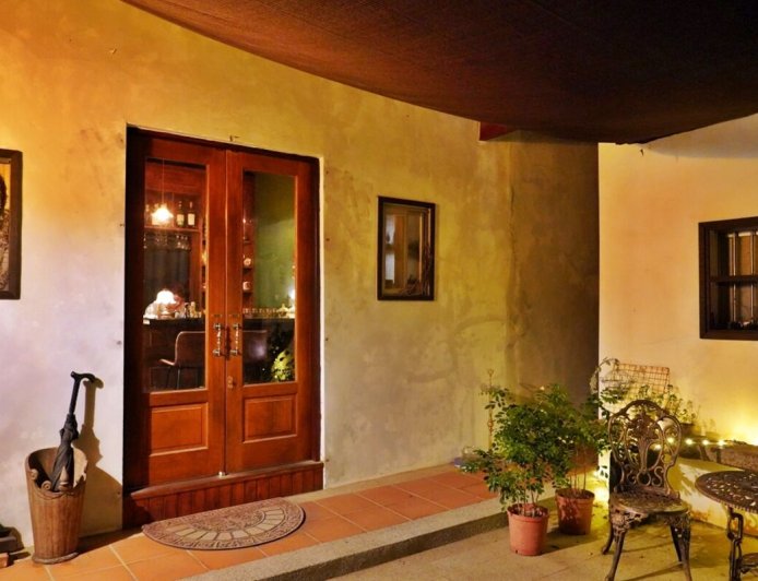 鑽進窄巷才能找到！金門閩式古厝咖啡館　昏黃微光擺滿古董收藏