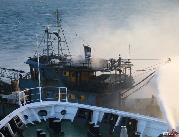 中國圍台演訓自家漁船失火　海巡新竹艦滅火助15船員逃生