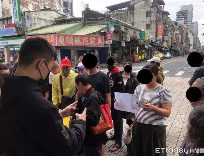 龍山寺旁普發千元真相曝！騙個資爽玩柏青哥　警打臉做公益拘2男