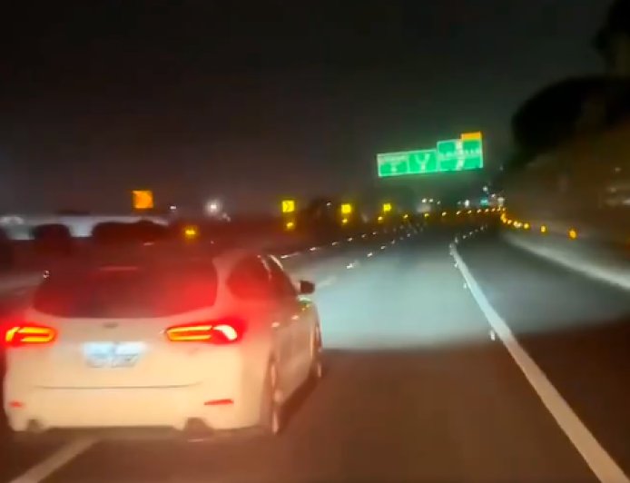 國道惡意蛇行逼車畫面曝！警出手通知駕駛到案　恐罰3.6萬並扣牌