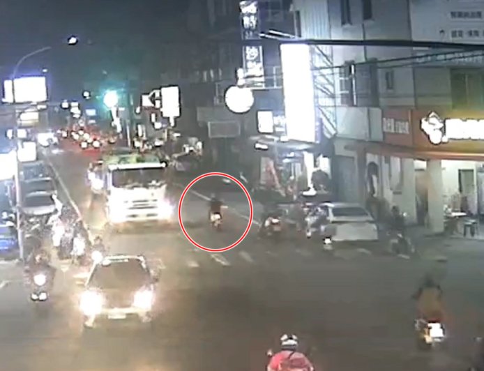 台南婦穿越馬路倒垃圾　遭電動車撞上「騎士噴飛」雙雙送醫