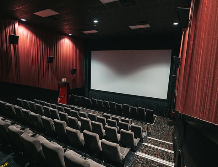 高市错误言论持续波及日本各领域，多部电影暂停在华上映