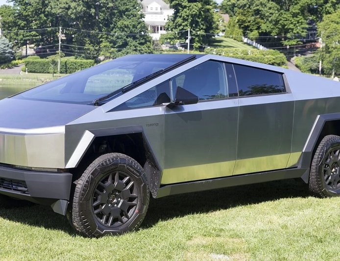 马斯克形容 Cybertruck 是“外星科技”，大得像象、跑得像豹