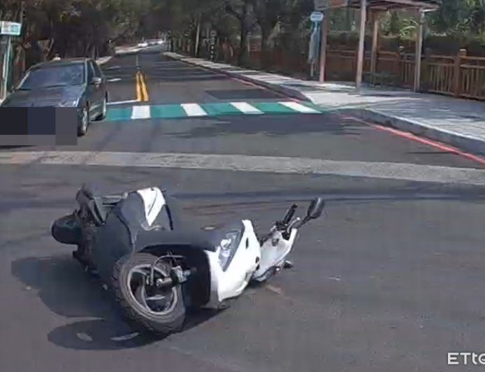 南華大學前車禍！　20歲騎士躺地痛曝「汽車直接右轉」：我煞不住