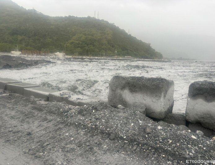 快訊／馬太鞍溪水突暴漲！機具人員急撤離河道　便道搶修暫停