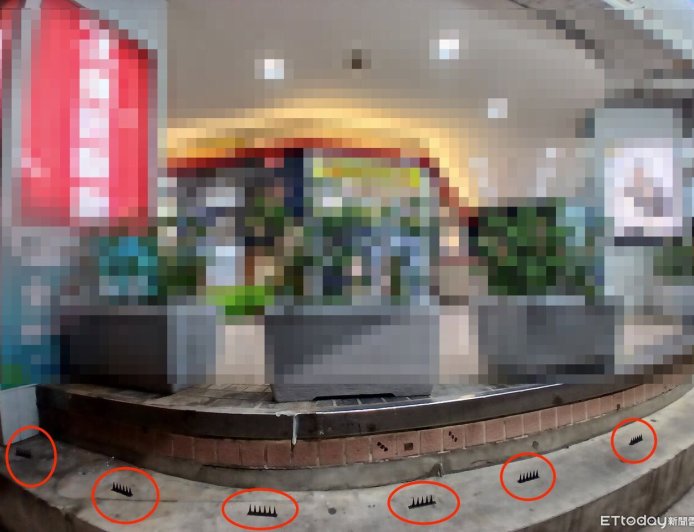 不滿街友坐躺階梯聊天！放整排防鴿尖刺板　新北無聊男慘了