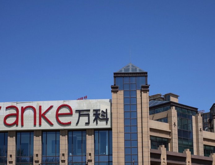 万科将进一步剥离资产改善现金流，年内已向大股东借款超过300亿元