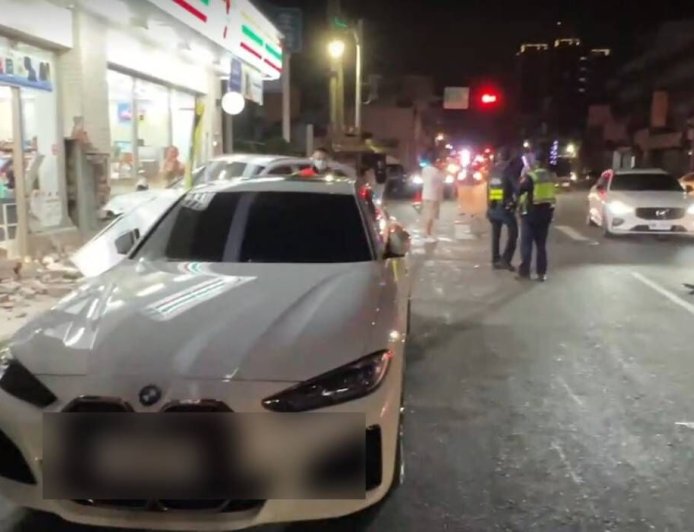 快訊／彰化4輛雙B疑競速釀禍！失控衝撞超商　無辜民眾傷重