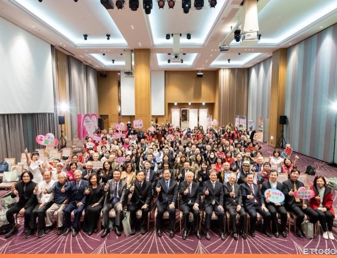 一盞燈照亮80年重生路！更保大會溫暖爆棚　鄭銘謙：這是新起點