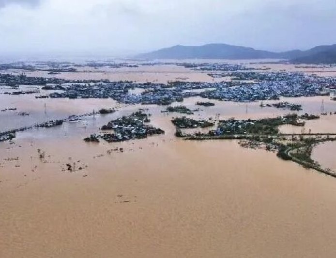 一片汪洋！死亡人数仍上升，越南紧急出动装甲车、无人机救援