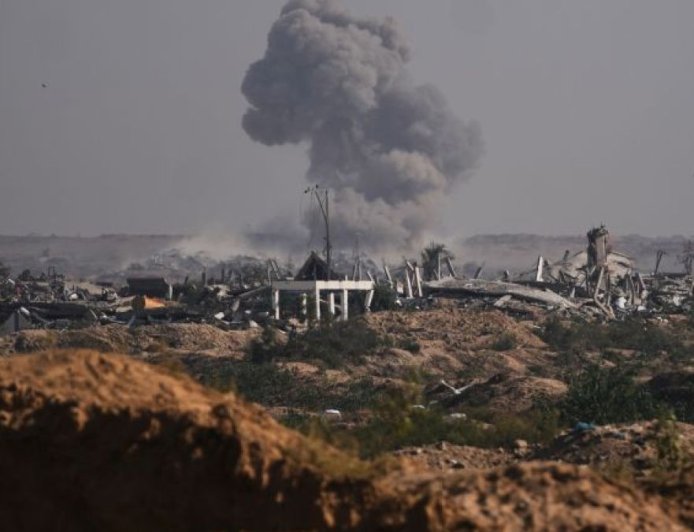 以色列对加沙地带东部发动猛烈空袭，并持续进行拆除行动