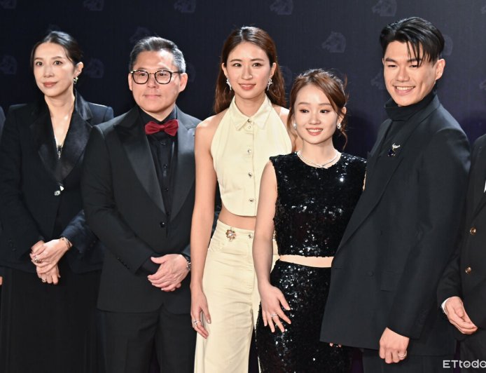 金馬紅毯／柯煒林「醫生准熬夜」嗨喊：期待慶功宴　爸媽飛台「擁抱當幸運物」