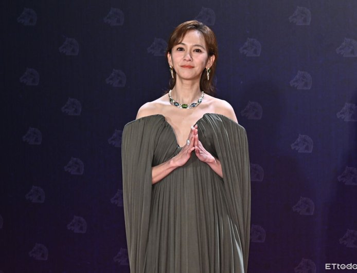 金馬獎／陳意涵「超兇事業線」全看光！　深墨綠短裙大露長腿