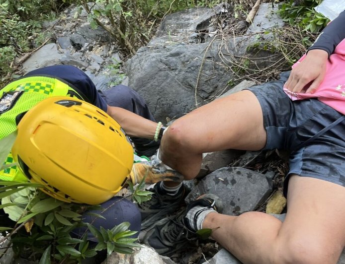 快訊／屏東獅王瀑布傳意外！3人遇落石骨折　空勤直升機吊掛送醫