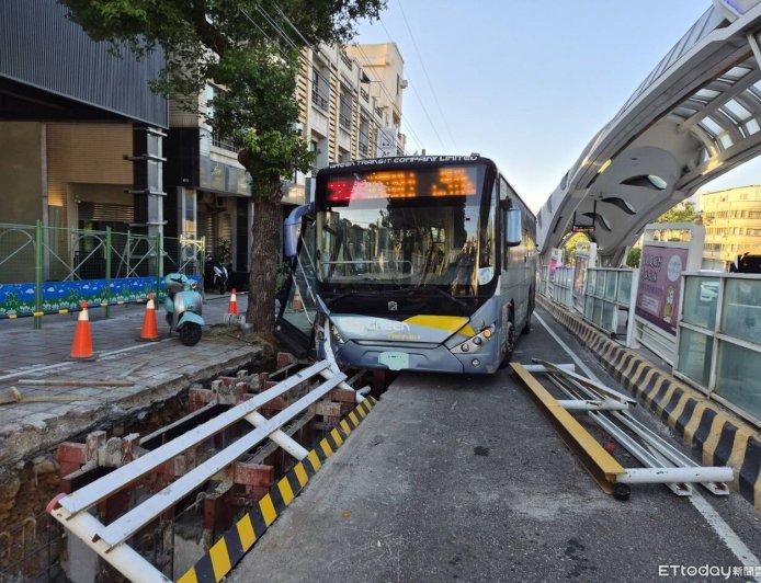 台中沙鹿公車自撞！工程護欄插進車頭　前輪懸空恐怖畫面曝