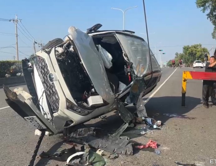 台1線恐怖畫面曝！一家四口自撞噴滾1圈半　熱心民眾緊抱童安撫