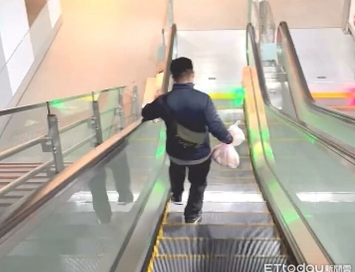 變態狼捷運手扶梯掀裙偷拍底褲　OL開罵！他急刪照片裝無辜