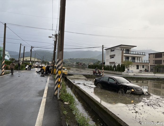 路口沒減速猛撞！宜蘭自小客飛進田裡畫面曝　噴驚人水花