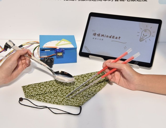 LIFE經典／中學生開發「智慧餐具」奪三星SFT首獎　吃太快會震動提醒你