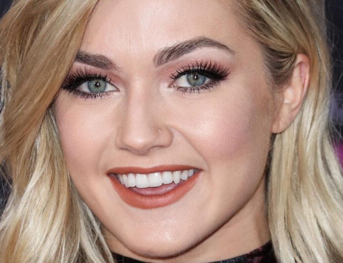 'DWTS' Alum Lindsay Arnold Drops Beautiful Pregnancy Reveal