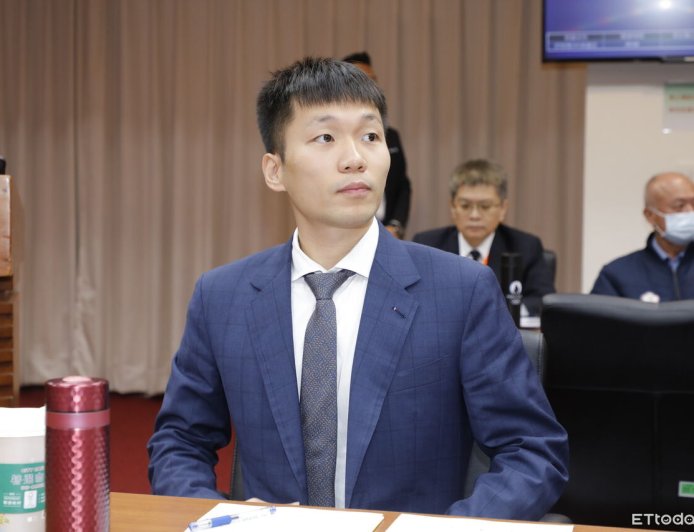 5點就起床！首度赴委員會備詢　運動部長李洋喊話很緊張