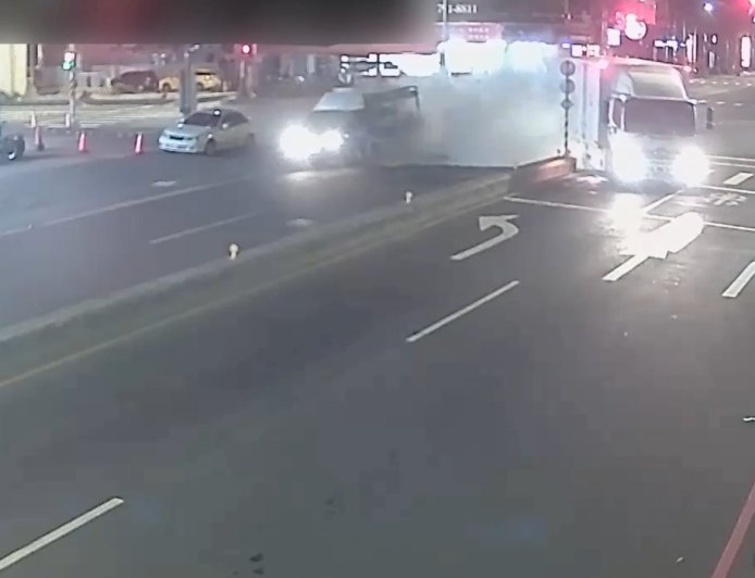 高雄鳳山大貨車疑闖紅燈！小貨車攔腰撞上　現場冒大量煙塵