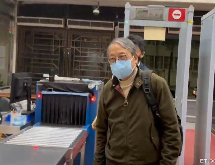 涉圖利妻舅「護航借牌」拿標案！連江縣前秘書長張龍德100萬交保