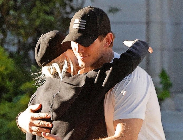 Chris Pratt and Ex-Wife Anna Faris Hug in Rare Thanksgiving Reunion