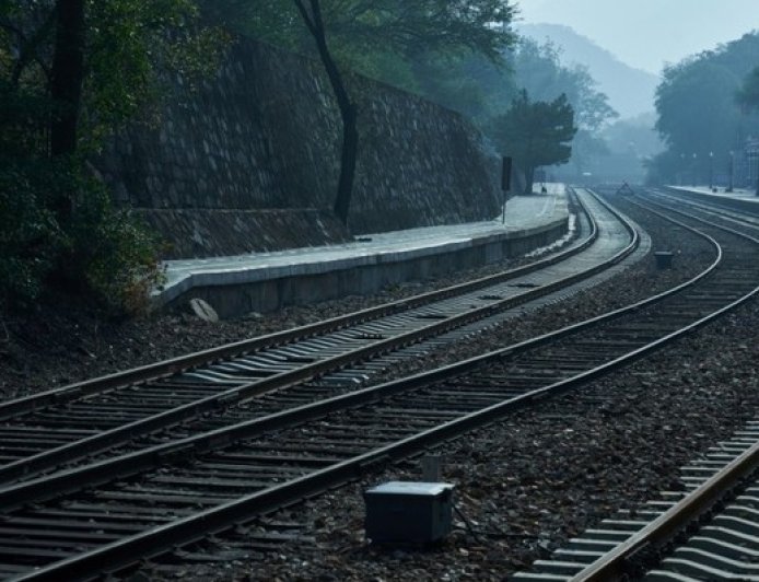 【深度】昆明试验列车碰撞事故11死2伤，铁路外包如何避免“以包不管”？