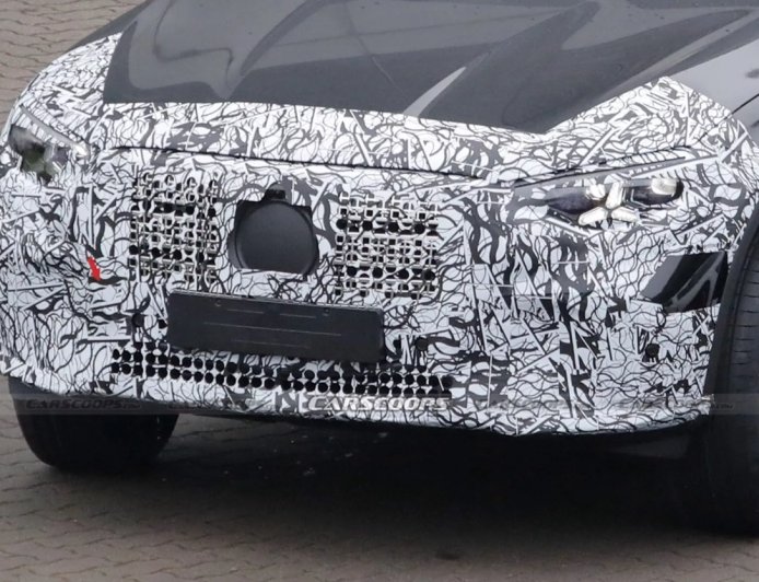 2027 款奔驰燃油版 GLC SUV 改款曝光，换装巨型格栅
