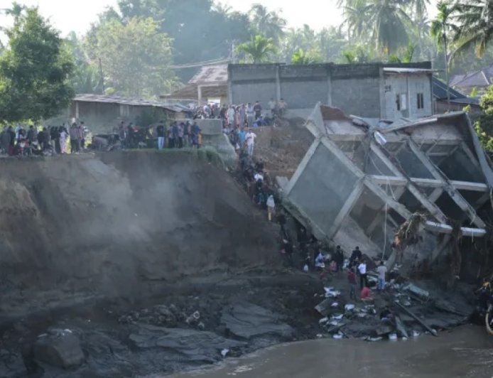 印尼苏门答腊岛发生灾难性洪水，死亡人数升至248人