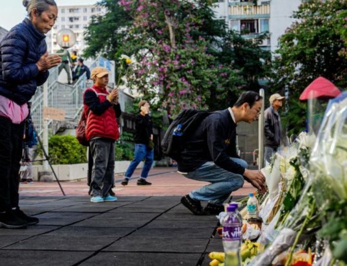 搜寻遗体工作仍在继续，香港哀悼火灾遇难者