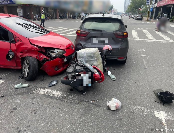 高雄楠梓路口驚魂！轎車迴轉失控掃撞3大1小車　2女受傷送醫