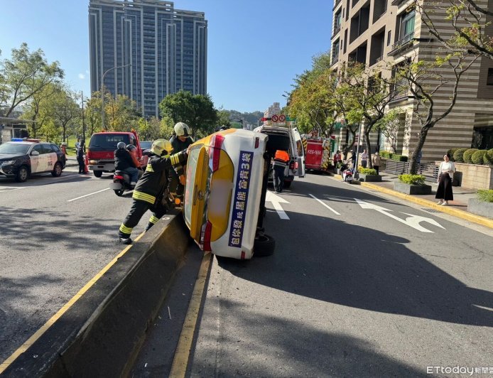 自小客硬擠！倒楣小黃彈起來「一路狂擼護欄」　90度翻車畫面曝